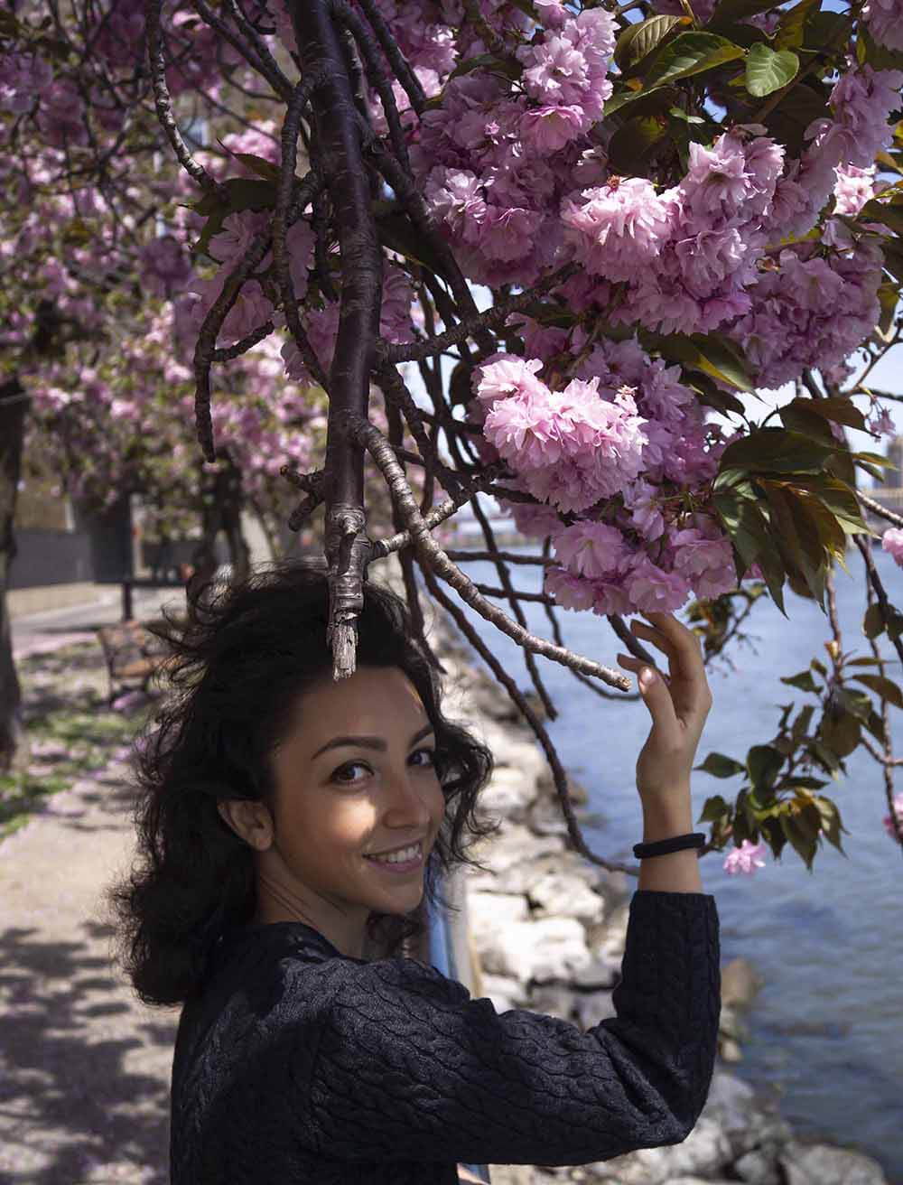 Arianna Teacher a NYC con fiori ciliegio